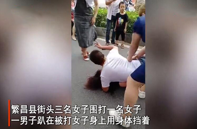 打小三扒衣服最新视频,打小三扒衣服最新视频，揭示背后的真相与反思社会现象